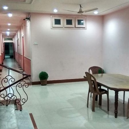 Hotel Varsa Dibrugarh エクステリア 写真