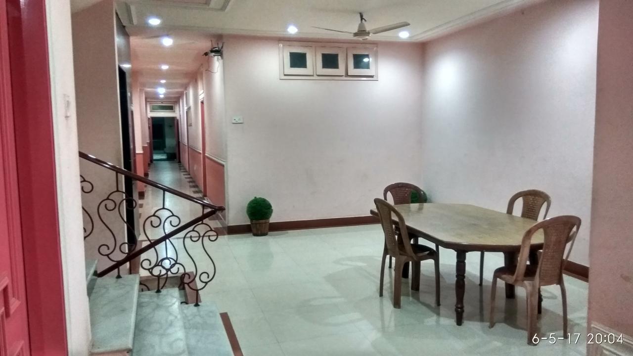 Hotel Varsa Dibrugarh エクステリア 写真
