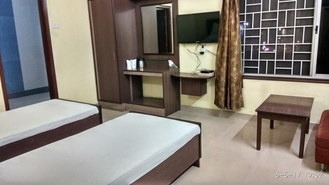 Hotel Varsa Dibrugarh エクステリア 写真