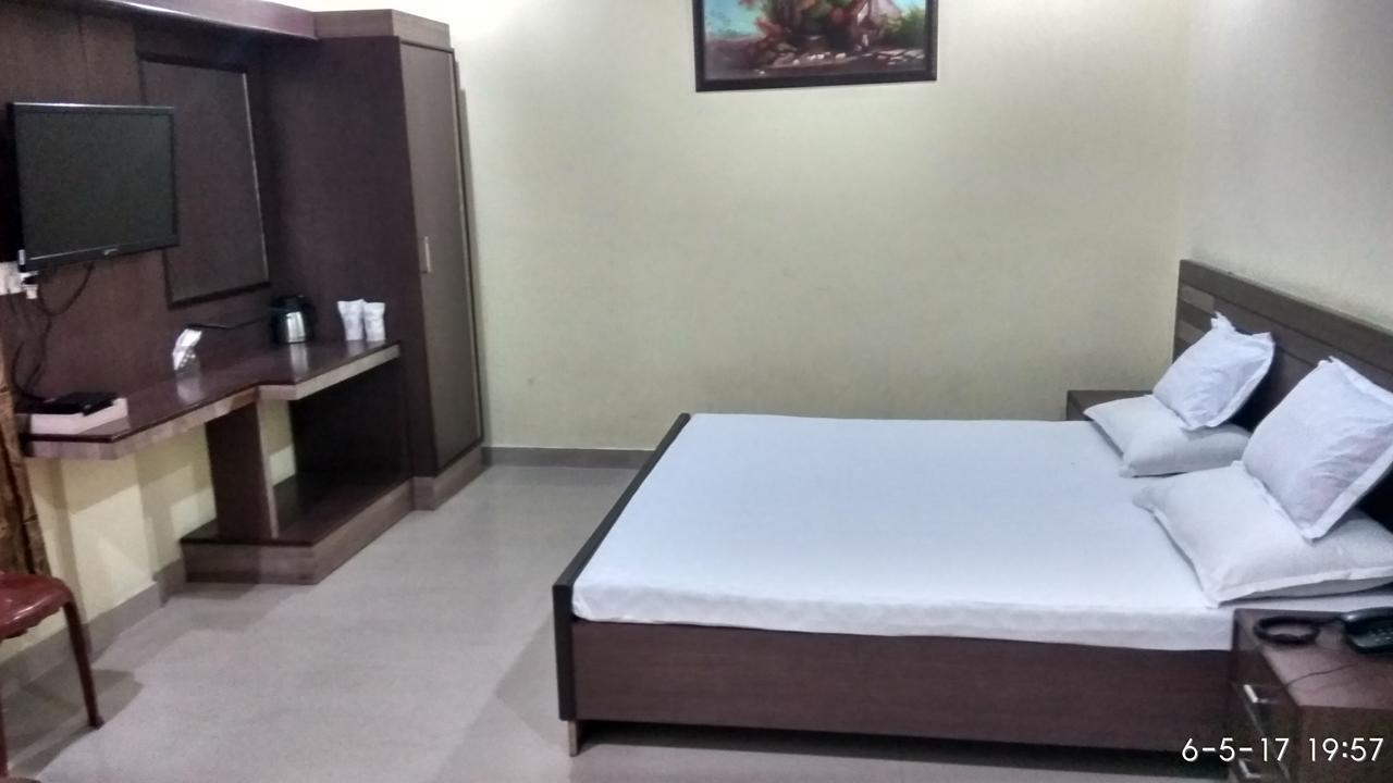 Hotel Varsa Dibrugarh エクステリア 写真
