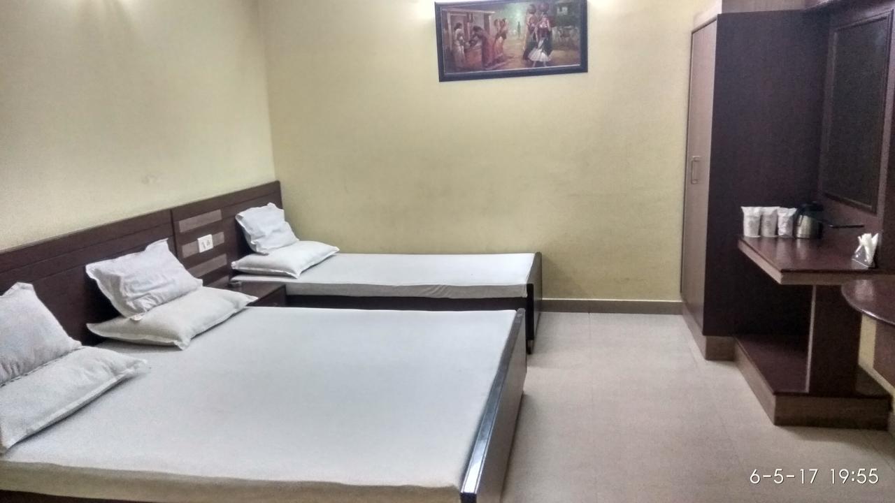 Hotel Varsa Dibrugarh エクステリア 写真