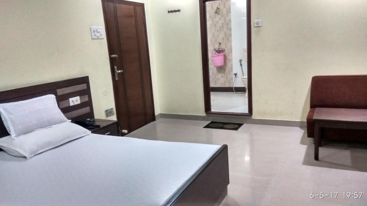 Hotel Varsa Dibrugarh エクステリア 写真