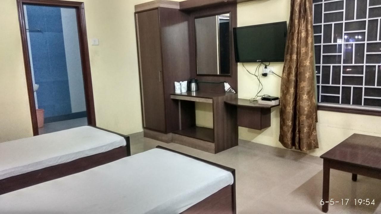 Hotel Varsa Dibrugarh エクステリア 写真