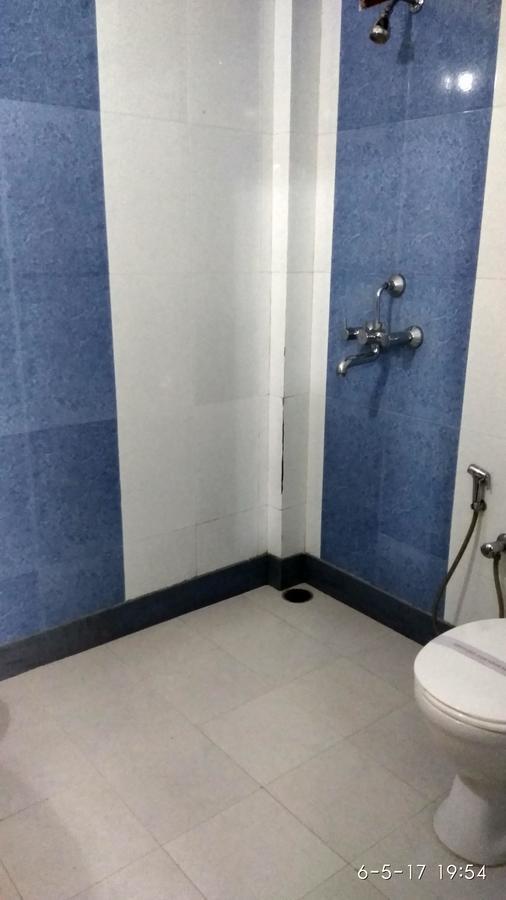 Hotel Varsa Dibrugarh エクステリア 写真