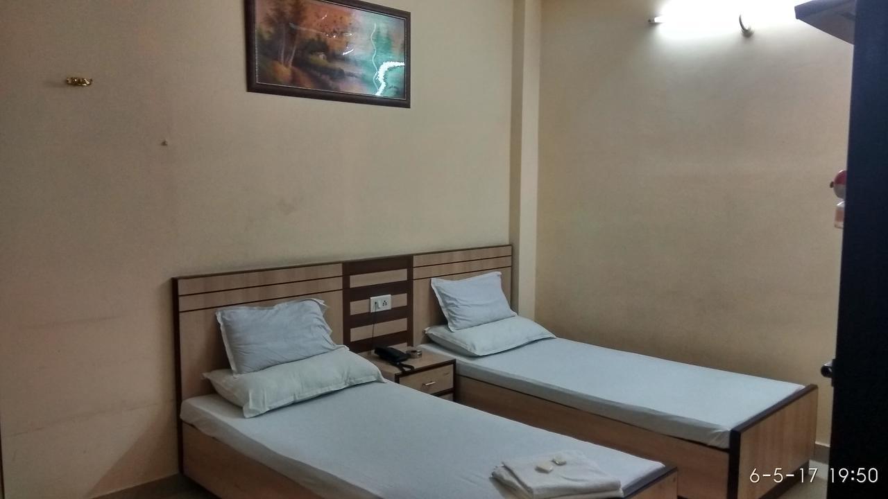 Hotel Varsa Dibrugarh エクステリア 写真